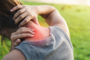 6个原因造成椎间盘突出!颈痛、腰痛手麻上身,医师教简单3动作找回健康