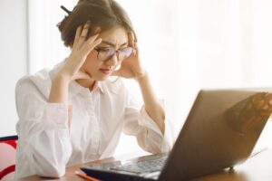 头痛欲裂再加这2症状，恐急性青光眼来袭！医师：一夜就可能失明，别轻忽快就医