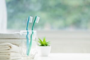 一不小心,牙周病可能找上门 完整解析“植牙假牙”的清洁与保养,50岁后必看