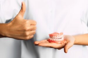 50后,假牙、植牙许多细节要注意!解析装假牙方法、材质选用,度过黄金第二人生