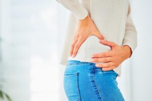 40后腰痛不断复发、闪到腰,是背肌无力、脊椎提早老化!白雁教如何摆脱疼痛感