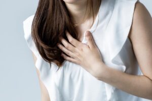 爱吃宵夜甜食,心肌梗塞、缺血性心脏病风险大增,医师:2个症状出现就要小心