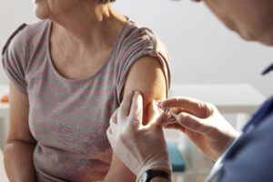 防堵流感4大并发症!公费流感疫苗不限户籍地接种,2大高风险族群优先打