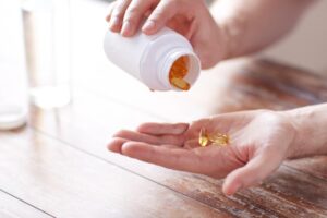 吃鱼油、银杏可能导致胃出血?选择保健食品,这3大类药物不能同时吃