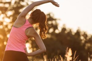 天气冷，肩膀酸痛、僵硬紧绷全上身！3个动作在家就能做，有效舒缓筋膜疼痛感