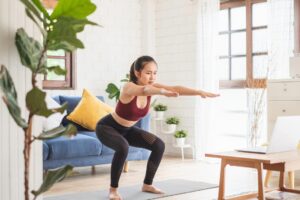 咳嗽、打喷嚏、大笑尿液就突然渗出?这样做“骨盆底肌运动”预防漏尿、好好变老