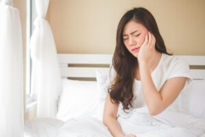 牙齿痛、牙龈肿又满口牙结石,牙周病怎么办?牙医强调5个基本功,远离牙周病