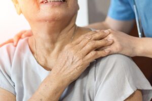 不自主抖动、手抖不是太疲劳，可能是帕金森氏症！医：50岁后好发，早治疗控制佳