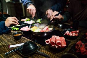 新冠肺炎》采检报告未出炉竟外出！高雄20岁女揪9人嗑火锅！检验出来确诊