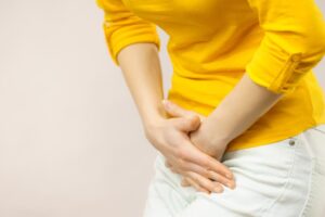 下腹疼痛又解出血尿,是泌尿道肿瘤?医师细说8个血尿的可能与解方