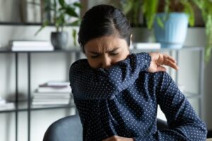 天冷咳嗽发烧别轻忽，小感冒恐变肺炎致死！3个预防肺炎关键、保护自己也保护长辈