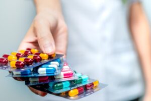 抗生素很可怕？不能只吃消炎止痛药？药师解说两种药“这点”大不同