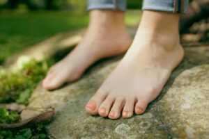 双脚酸麻冰冷、偶尔走不动,周边动脉血管可能阻塞!快从4个危险因子下手预防