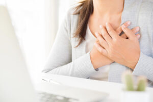 不只是火烧心!中医师示警:这3个胃食道逆流症状别大意,当心延误病情