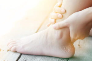 运动伤害当下要冰敷还是热敷?复健科医师教你正确运动方式,避免可能的伤害发生