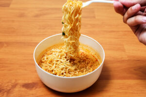 吃泡面喝“这饮料” 竟腹痛到晕倒 　医师：这种搭配简直不要命！