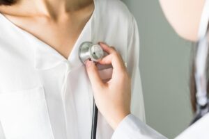 胸闷、轻度活动就喘气！40岁后，心肌梗塞等心血管疾病，有1项危险因子得要小心