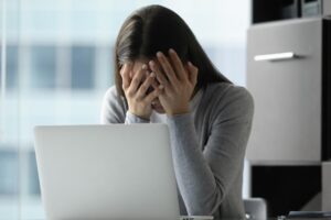 看东西有黑影、游离物还突闪光，当心玻璃体剥离！医：若出现这2种并发症不能轻忽