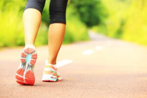 疼痛、僵硬、难走路，正面迎战髋关节难题，哪种程度需要手术？医师图解