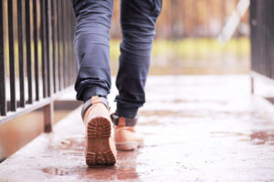 走路隐隐作痛，小心膝关节“蛀洞”！医：预防保养的4个方法，开始做都不嫌晚