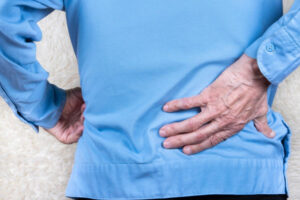 长期下背痛竟变发烧、排尿困难，小心下肢瘫痪、败血症！医：腰肌脓疡易轻忽要小心