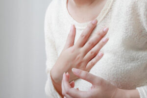 突然昏倒时,要考虑恶性心律不整可能性!这样做,预防猝死、心脏恢复正常节律