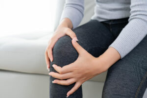 下楼梯、蹲下时膝盖特别痛?搞清楚这些“弯曲角度”,延缓退化、维持良好行动力