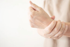 中年后,手腕疼痛、腕道症候群最常见!左右手臂转一转5步骤改善最有力