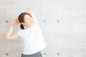 五十肩并发多,恐慢性发炎、纤维化!“躺姿”肩膀这样转一转,改善背痛、肩膀僵硬