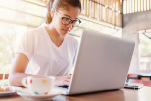 整天盯着电脑，近视暴增200度无法对焦！用眼过度恐5种后遗症，医师教4方法护眼