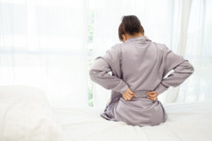 倒立机、腰椎牵引器可改善腰酸背痛?医师完整解析潜藏风险:自我训练更好