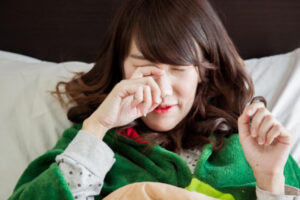 不自觉“流目油”,恐酿蜂窝性组织炎、急性泪囊炎!医:新式手术皮肤没伤口、恢复快