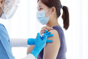 流感、肺炎…40后免疫快速下降!成人该打的9种疫苗别遗漏,医师图解懒人包