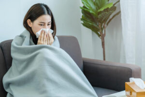 每天早上醒来喉咙干干的,是感冒了?医师:可能是鼻过敏惹祸,这方法改善7至9成