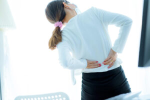 60多岁突然背部剧痛，竟是脊椎骨骨折！当心骨质疏松3警讯，以免骨折害性命