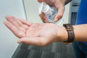 新冠肺炎》75%酒精、干洗手买不到怎么办?漂白水怎么稀释成消毒水?三张图一看就懂