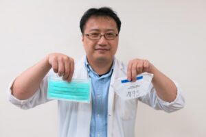 新冠肺炎》内地台湾440例确诊、9例死亡…新冠肺炎和SARS一样吗？戴哪种口罩才有效？