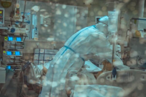 曾以为SARS是末日，但终挺过去！ICU医师：会击垮我们的是人性，不是新冠病毒