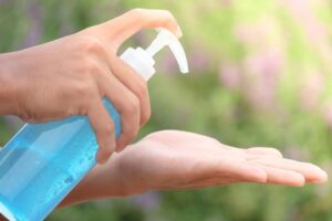 新冠肺炎》防疫用酒精好还是洗手好?酒精喷到眼睛、误食怎么办?医师揭酒精安全使用须知