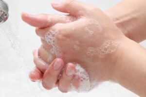 新冠肺炎》喷酒精、干洗手洗到湿疹？医师：湿洗手后擦乳液保湿，远离富贵手