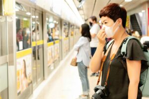 新冠肺炎》没症状也可能传播病毒吗？医师分享4大必知：出现类似流感发烧、咳嗽、喘三前兆要小心