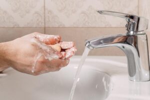 新冠肺炎》湿洗手、干洗手哪个好?医师:掌握8大洗手时机,有效远离病毒