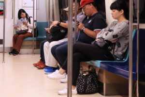 新冠肺炎》包包不要放地上!胸腔重症医师告诉你:为何捷运、办公室地板的病菌最多