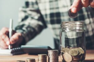 怕得新冠肺炎所以要先买保险? 专家:不建议,因为…