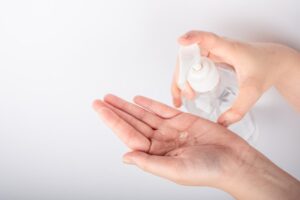 使用酒精、干洗手消毒小心！酒精喷到眼睛恐发炎，马上清水冲洗就医