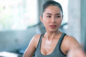 新冠肺炎》NBA球员为何接连感染病毒?运动时出现累、喘、体能下降症状不停止,呼吸道感染风险大增