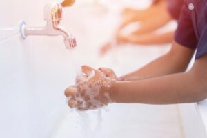 新冠肺炎》TW人超爱搜寻“洗手”!国卫院跨国研究:“洗手”搜寻量较多,确诊数量较少