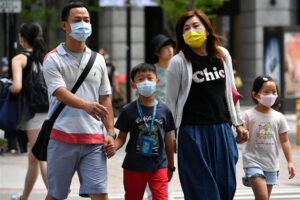 被关1年多才解禁,她看TW“还没不可收拾”:每个人守5关,几周疫情就能挺过去!