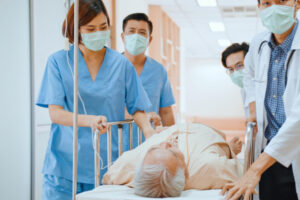 病床全满，病患濒死“只剩户外太阳下能插管”医曝残酷实境：急诊筛检被塞爆别再来！