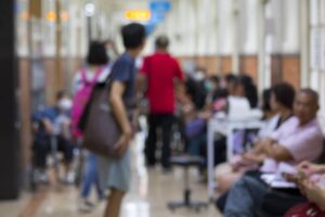 戴口罩前后坐15分钟竟染疫？候诊区比急诊室更毒！重症医师：医院12个污染区，最危险的是…